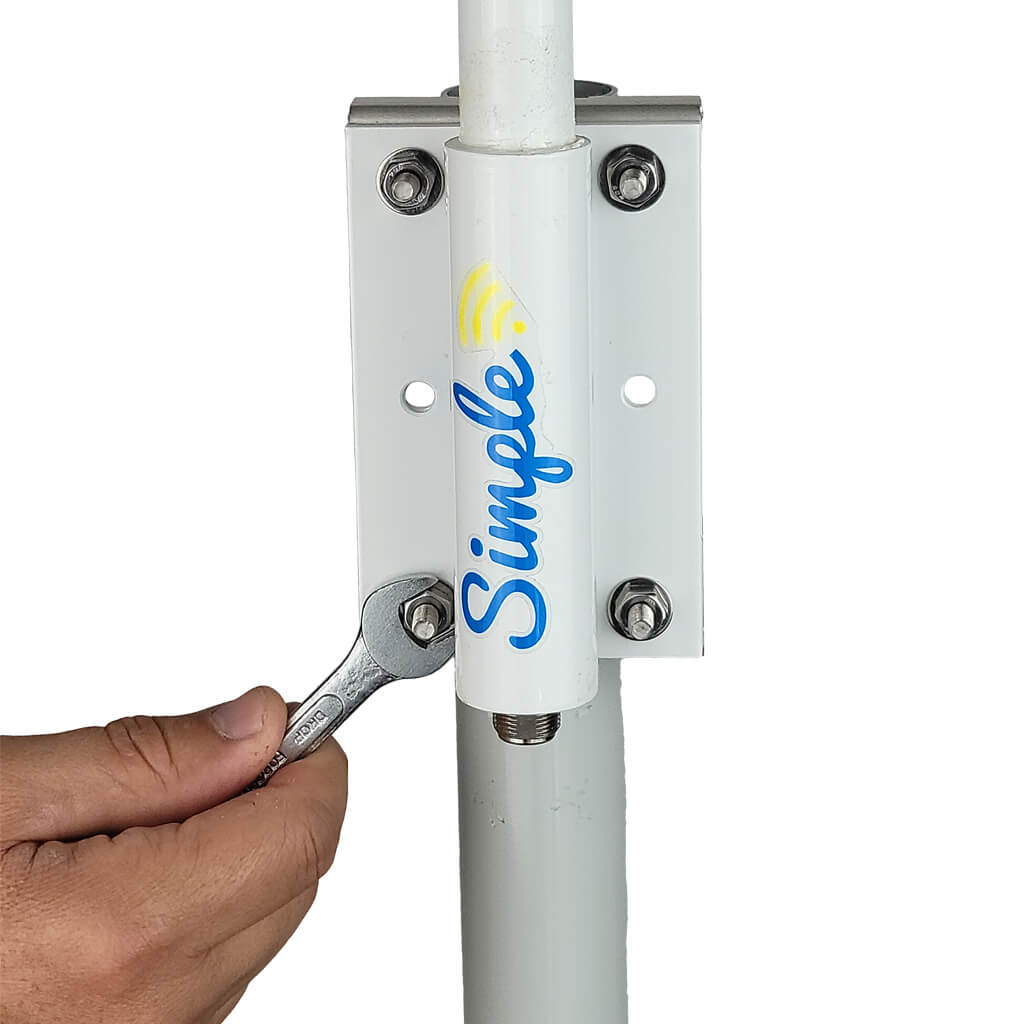 Simple mounting of the antenna to a pipe with the supplied bracket
